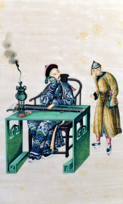 Muž s dlouhou citerou u stolu, se sluhou od Chinese School