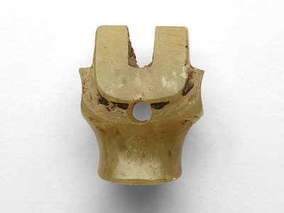 Přívěsek v podobě bovinní hlavy, přepracovaný, cca 1100-1000 př.n.l. od Chinese School