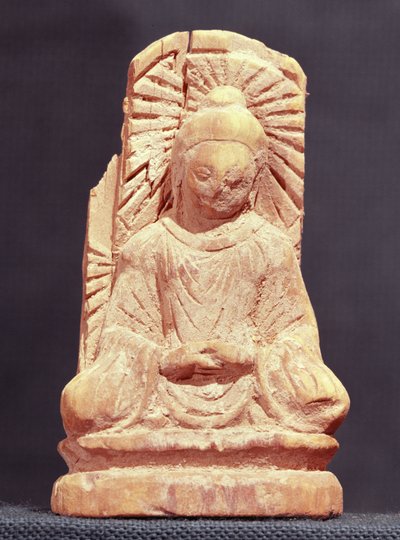 Sedící Buddha v meditaci, z Tumshuq (Xinjiang) 4.-5. století (dřevo) od Chinese School