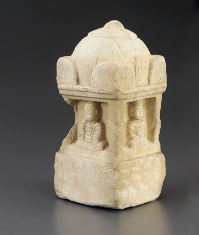 Malá stúpa, klenutá střecha a buddhistické postavy zabírající prohlubně na všech 4 stranách, čtvercový podstavec, Period of Division, 557-581 od Chinese School