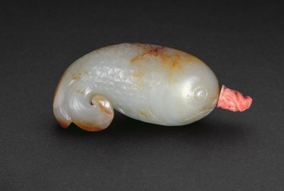 Láhev na šňupací tabák v podobě ryby se zatočeným trojlístkovým ocasem (celadon a korál) od Chinese School