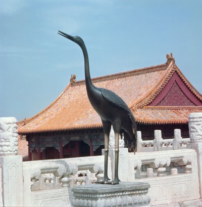 Socha čápa s bočním pavilonem Síně nejvyšší harmonie v pozadí, dynastie Ming od Chinese School