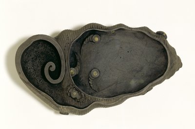 kalamář Tuan v podobě lastury, dynastie Ching, konec 19. až počátek poloviny 19. století (tesaný kámen) od Chinese School