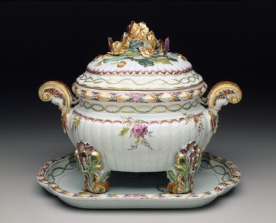 Tureen-on-stand, c.1775 od Chinese School