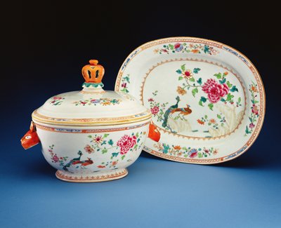 Konvice, víko a podstavec s malovaným vzorem dvojitého páva, období Qianlong (1736-95) (porcelán) od Chinese School