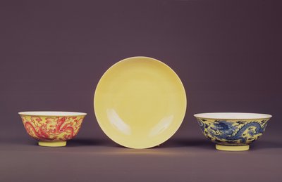 Žlutá mísa s rouge-de-fer draky, období Chien Lung (1736-95) (keramika) od Chinese School