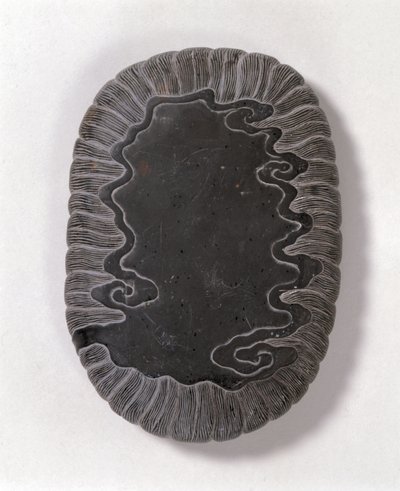 Inkstone vytesaný s vlnovými vzory, pravděpodobně dynastie Ming (šedý kámen tuan) (spodní strana) (viz 142695) od Chinese School Chinese School