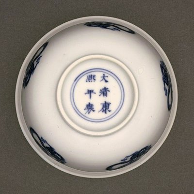 Spodní strana mísy, značka Kangxi a období 1662-1722 (porcelán s modrou podglazurou) (viz také 142284) od Chinese School Chinese School