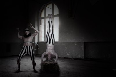 Temný cirkus – stoj na rukou od Christine von Diepenbroek
