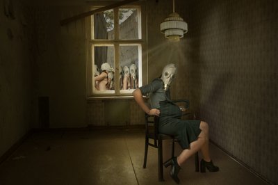Tajemná žena s plynovou maskou od Christine von Diepenbroek