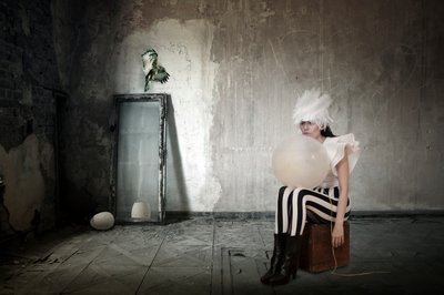 Opeřená žena s balónkem od Christine von Diepenbroek