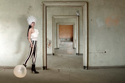Surrealistická móda u dveří od Christine von Diepenbroek
