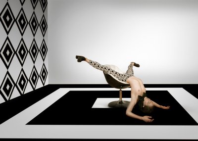 Surrealistická geometrická póza od Christine von Diepenbroek