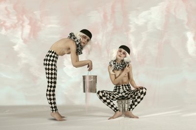 Surrealistické postavy harlekýnů od Christine von Diepenbroek