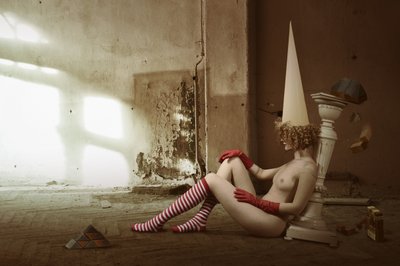 Surrealistická klobouk ve tvaru kužele s nahým motivem od Christine von Diepenbroek