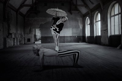 Akrobati v surrealistické místnosti od Christine von Diepenbroek