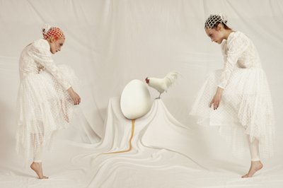 Surrealistické ženy a vejce od Christine von Diepenbroek