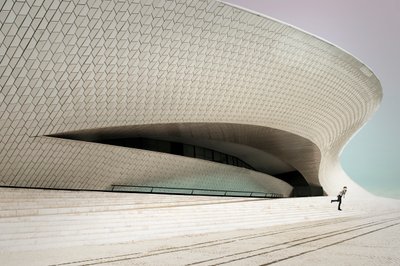 Bílá architektonická lišta od Christine von Diepenbroek