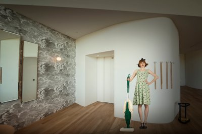 Žena v moderním interiéru od Christine von Diepenbroek