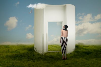 Žena u surrealistického portálu od Christine von Diepenbroek