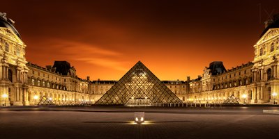 Noční pohled na pyramidu v Louvru od Christophe Kiciak