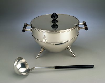 Polévková mísa a naběračka, výrobce Hukin & Heath, 1880 (elektroplocha a ebonizované dřevo) od Christopher Dresser