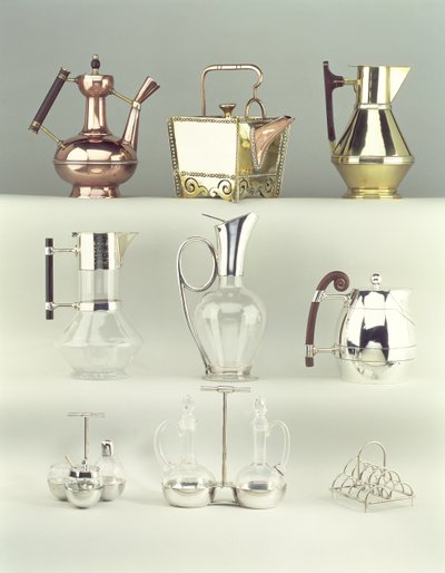 Top, L-R: Oriental Coffee Pot, Benham & Froud, cca 1888 (mosaz, měď a dřevo); Japonská nýtovaná čtvercová čajová konvice, Benham & Froud, kolem 1888 (měď a mosaz); Claret Jug, Richard Perry, Son & Co., kolem roku 1880 od Christopher Dresser