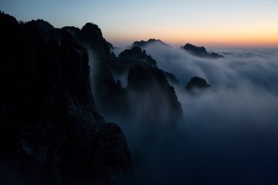 Zamlžené horské vrcholy od Chuanxu Ren