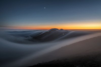 Soumrakové hory nad mraky od Chuanxu Ren