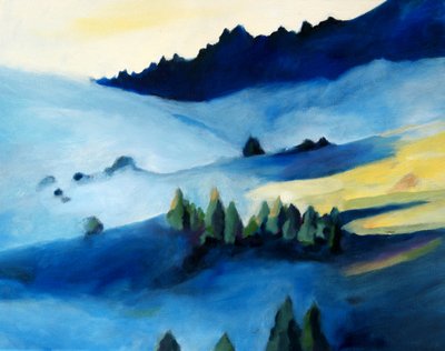 Zamlžená modrá horská krajina od Claire Whitehead