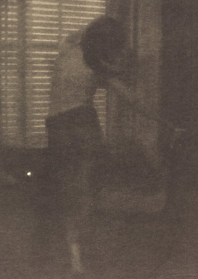 Model v New York Studio, kolem roku 1915. od Clarence H White