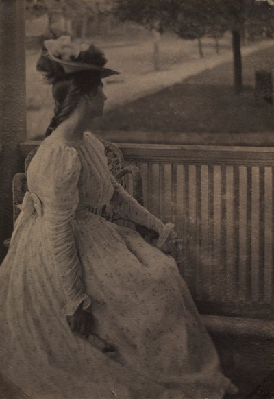 Na verandě Julia Hall McCune, c. 1897. od Clarence H. White