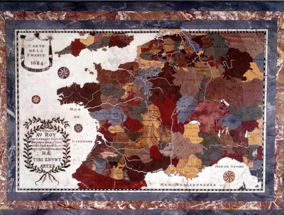 Mapa Francie ze 17. století s decoupage různých regionů. Stůl ebene Napoleon III podpírající mozaikovou desku z tvrdých kamenů, mramoru a albatru představující Francii kolem roku 1684, stolní deska je součástí nábytku Marie-Antoinetty v Grand Trianonu. od Claude Antoine Couplet