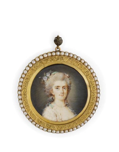 Comtesse Diane de Polignac, v bílých šatech v dekoltu, s květinami a mátově zelenou stuhou ve svých načesaných napudrovaných vlasech, na sobě perlový náhrdelník a náušnice (akvarel na slonovině ve zlaceném kovovém rámu s perleťovým okrajem) od Claude Jean Baptiste (attr. to) Hoin