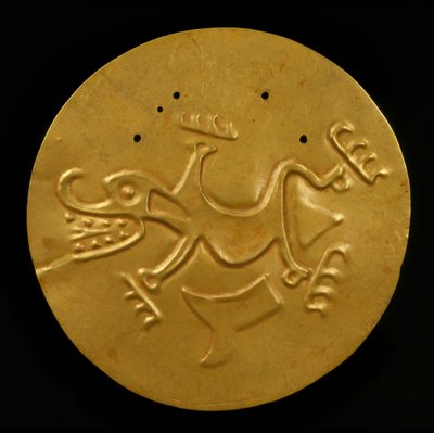 Disk pectoral s krokodýlem, 300-1550 n. l. (tlouknuté a pronásledované zlato) od Coclé Gran