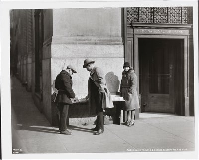 Obchodník se slepými zprávami, Aaron Weintraub, u svého stánku na jihovýchodním rohu 7th Avenue & 32nd Street od Company Byron