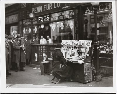 Prodavačka slepých zpráv Fannie Lyons u svého stánku na jihovýchodním rohu 7th Avenue a 34th Street od Company Byron
