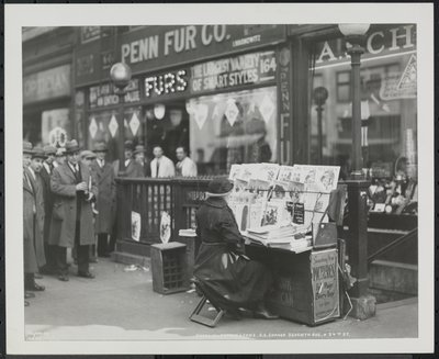 Prodavačka slepých zpráv Fannie Lyons u svého stánku na jihovýchodním rohu 7th Avenue a 34th Street od Company Byron