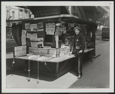 Prodejce slepých zpráv P.J. McNulty u svého stánku na severovýchodním rohu 3rd Avenue a 42nd Street od Company Byron