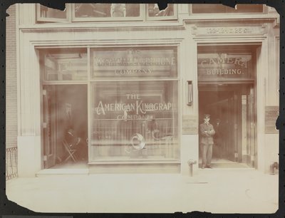 Fasáda v prvním patře 122-124 E. 25th Street, Camera Building, American Cinephone Company, American Kinograph Company a vrátný, New York od Company Byron