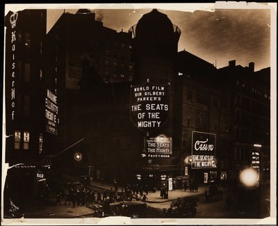 Divadlo Casino v noci, davy lidí a auta a stavební dělníci kopající na ulici, Broadway a 39th St., New York, cca 1915 (č/b foto) od Company Byron