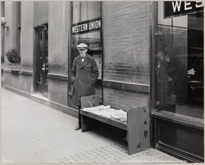 Slepý prodejce novin, Frederick Rode a jihovýchodní roh Broadway & 41st St. V okně za panem Rodem je vidět nápis Western Union od Company Byron
