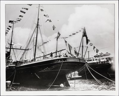 Záď S.S. "Umbria" v doku, cca 1900 (černobílá fotografie) od Company Byron
