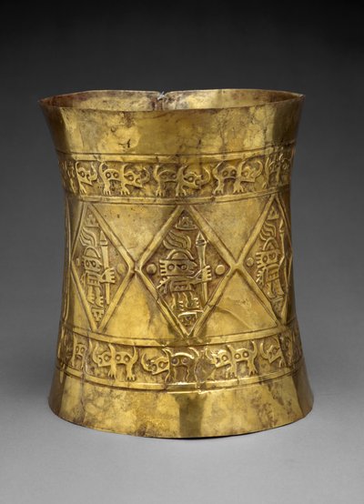 Koruna zobrazující pravítka nebo bohy držící ceremoniální hole, 800–1350 n. l. (tlučené a pronásledované zlato) od Culture Sicán