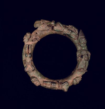 Prsten zobrazující rituální oběť od Yoruba Culture