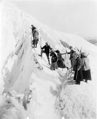 Gruppe von Männern und Frauen beim Besteigen des Paradise-Gletschers im Mt. Rainier Nationalpark, Washington von Curtis & Miller