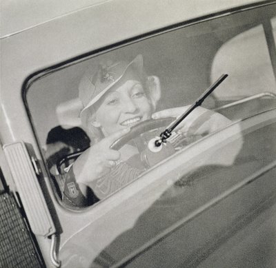 Žena řídí, cca 30. léta 20. století (hlubotisk) od Czech Photographer