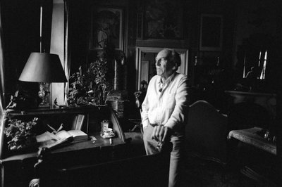 Jiří Mucha stojící u stolu ve svém domě na pražských Hradčanech od Czech Photographer