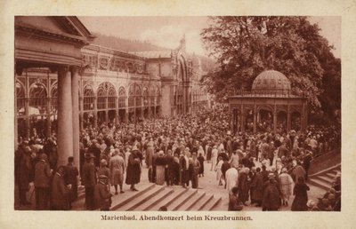 Pohlednice zobrazující dav lidí navštěvujících večerní koncert v Kreuzbrunnen od Czech Photographer