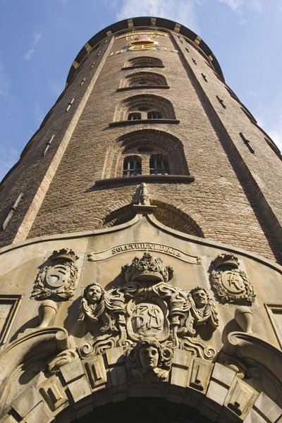 Vnější pohled na věž, dokončena 1643 od Danish School